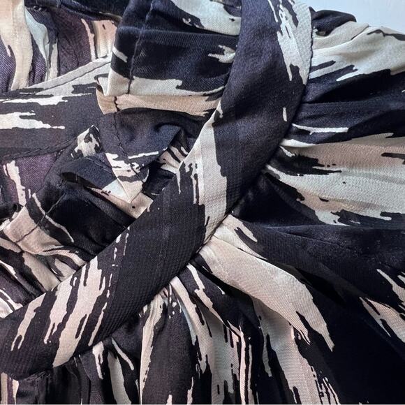 H&M, black and off-white Large tie V-neck blouse - Picture 6 of 11